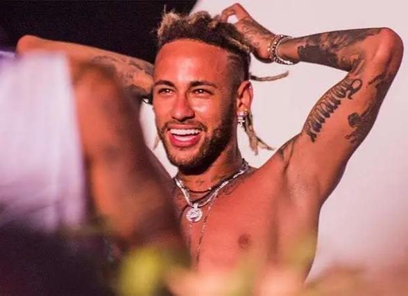 梅西妹妹因出车祸推迟婚礼，其男友是迈阿密国际青训营教练（梅西妹妹遭遇交通事故致婚礼延期，男友担任迈阿密国际青训营教练）