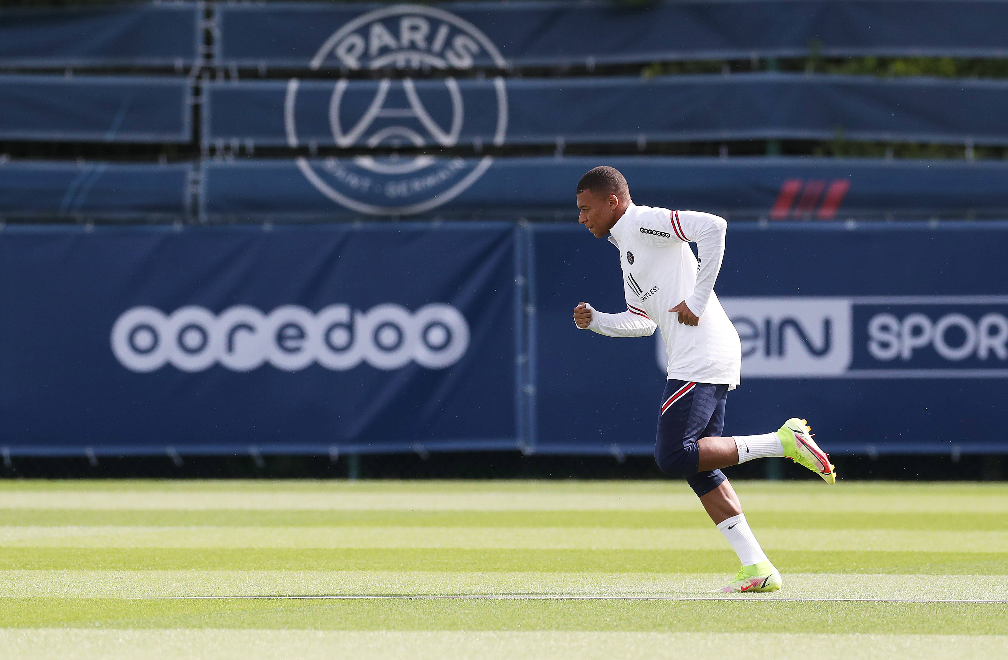 足球法甲豪门积极引援，锁定两大目标（法甲豪门积极补强，目标锁定两将）