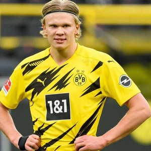 意大利赛车手罗西回忆马拉多纳：我曾单膝跪地亲吻他的左脚