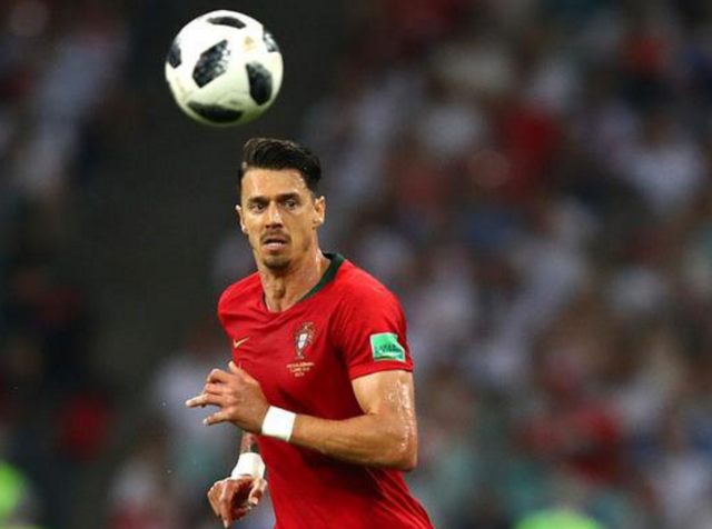 皇马信任18岁天才马斯坦托诺，罗马诺盛赞其未来潜力（18岁新星马斯坦托诺获皇马信赖，罗马诺称其潜力无限）